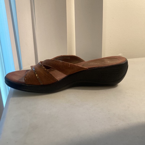 Naturalizer Sz 9 Brown Leather Slip On Sandals With Wedge Heels - Picture 7 of 9